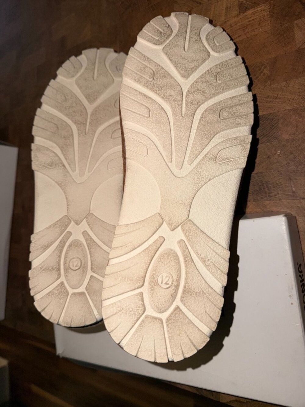 Minnetonka Moccasins Size 12 Wide - Picture 2 of 4
